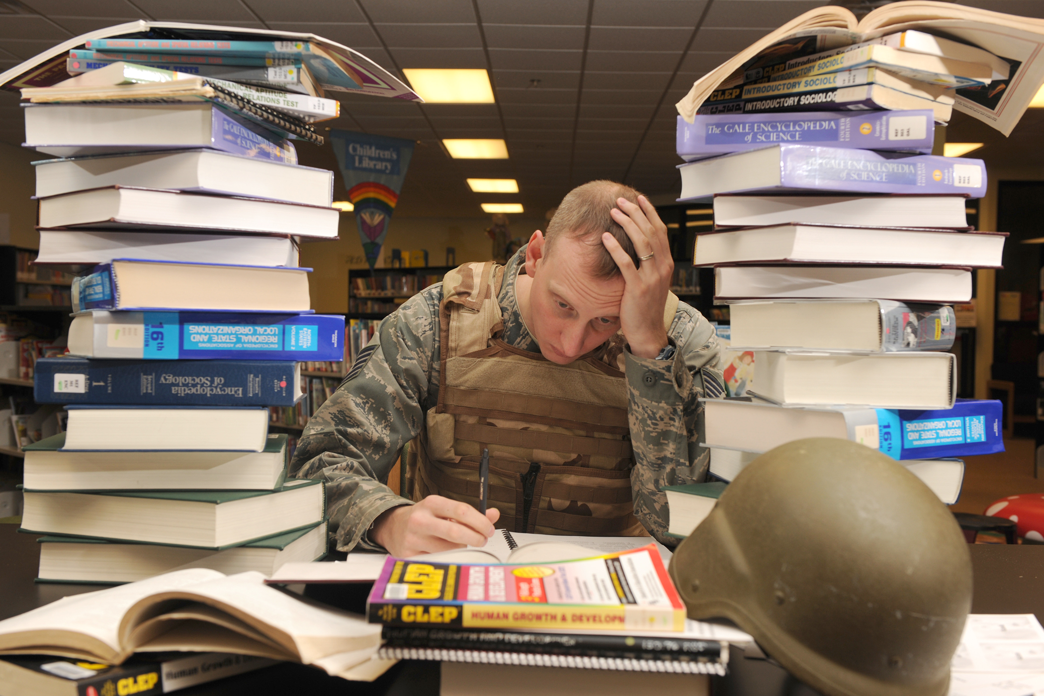 Можно ли после армии поступить в колледж. Учеба в армии. Студенты в армии. Отсрочка от армии. Библиотека в армии.